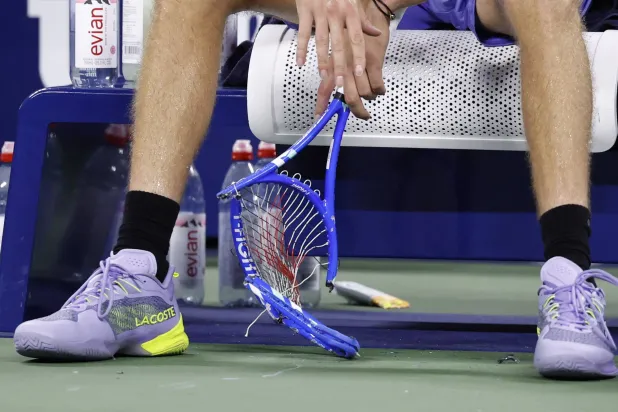 مضرب مدفيديف يبدو محطماً عقب خسارته (رويترز)