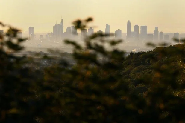 أفق مدينة فرنكفورت بينما ترتفع ناطحات السحاب في الخلفية (رويترز)