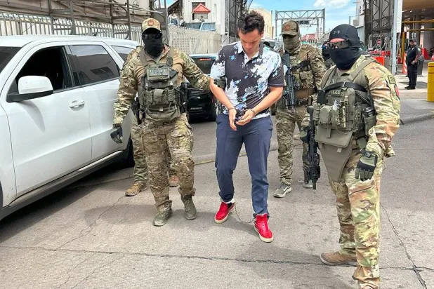 الملاكم المكسيكي خوليو سيزار تشافيز جونيور (رويترز)