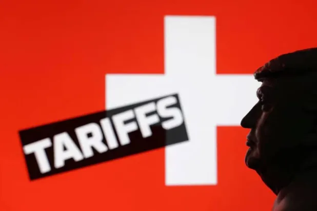 نموذج ثلاثي الأبعاد لدونالد ترمب وعلم سويسرا وكلمة «الرسوم الجمركية» (رويترز)