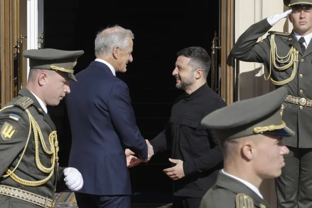 الرئيس الأوكراني فولوديمير زيلينسكي ورئيس الوزراء النرويجي يوناس غار ستور يتصافحان خلال لقائهما في كييف بأوكرانيا في 25 أغسطس 2025 (إ.ب.أ)
