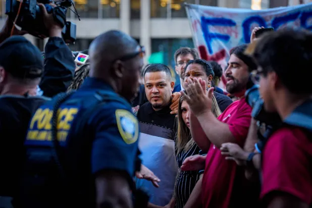 كيلمار أبريغو غارسيا من السلفادور خلال تسليم نفسه لدائرة الهجرة والجمارك الأميركية في بالتيمور الأميركية (أ.ف.ب)