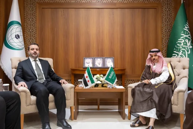 وزير الخارجية السعودي الأمير فيصل بن فرحان لدى لقائه نظيره السوري أسعد الشيباني على هامش الاجتماع الوزاري في جدة الاثنين (واس)