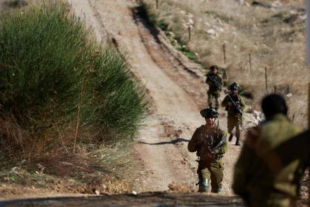 جنود إسرائيليون يتجمّعون بالقرب من خط وقف إطلاق النار مع سوريا عند مرتفعات الجولان التي تحتلها إسرائيل - 9 ديسمبر 2024 (رويترز)
