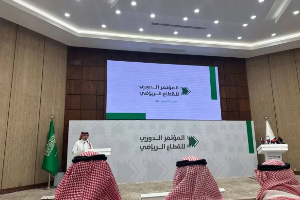 عادل الزهراني خلال حديثه في المؤتمر الرياضي العام (الشرق الأوسط)