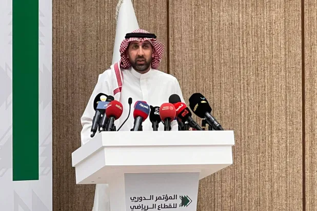 أنس دهلوي خلال حديثه للمؤتمر الرياضي العام (الشرق الأوسط)