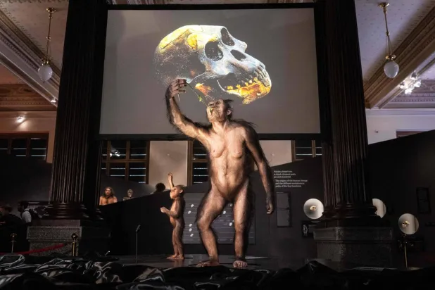 الهيكل العظمي الشهير «لوسي» في براغ (أ.ف.ب)