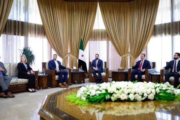 الرئيس السوري أحمد الشرع يستقبل وفداً من أعضاء مجلسَي النواب والشيوخ الأميركيين في دمشق (أ.ف.ب)