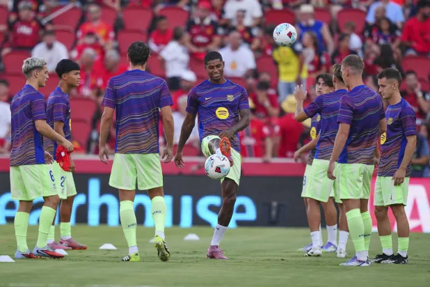 ماركوس راشفورد ولاعبو برشلونة قبل مباراة ليفانتي (أ.ب)