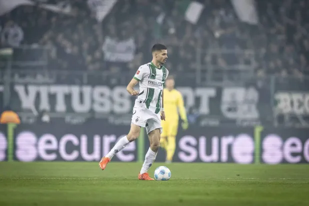 لاعب خط الوسط الألماني جوليان فايغل (نادي بوروسيا مونشنغلادباخ)