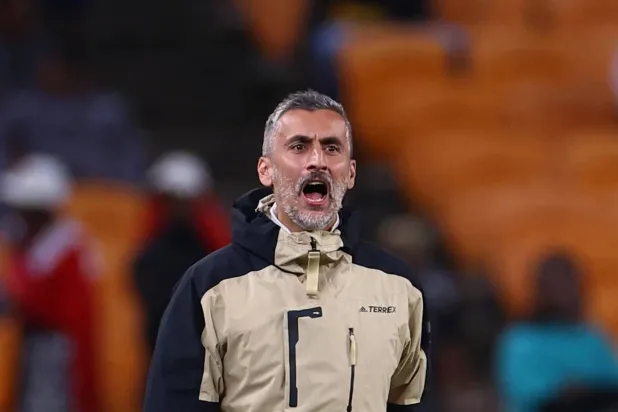 الإسباني خوسيه ريبييرو المدير الفني لفريق الأهلي (رويترز)