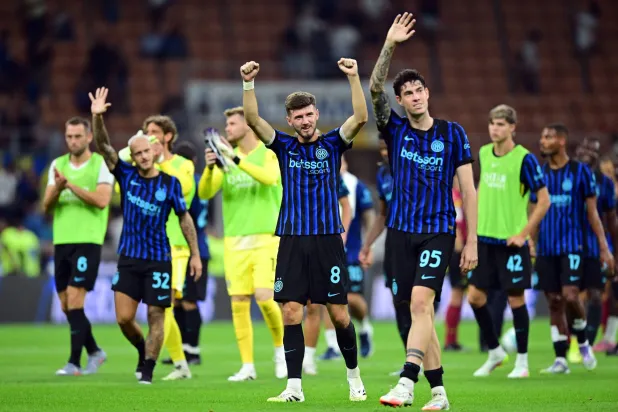 لاعبو إنتر ميلان يحتفلون بالفوز الكبير على تورينو (رويترز)