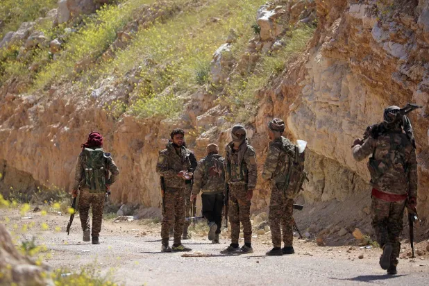 مقاتلون من قوات سوريا الديمقراطية في دير الزور (أرشيفية - رويترز)