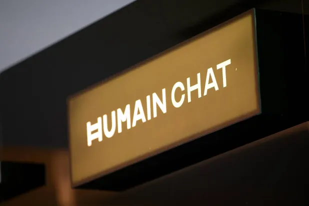 شعار «هيوماين تشات» (تصوير: تركي العقيلي)