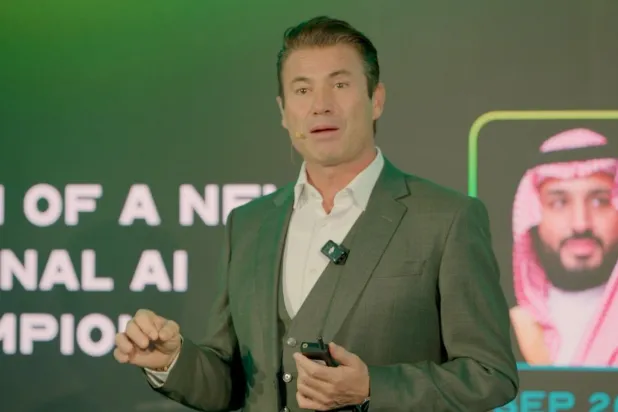 الرئيس التنفيذي لـ«هيوماين» طارق أمين يتحدث خلال إطلاق «هيوماين تشات» (تركي العقيلي)