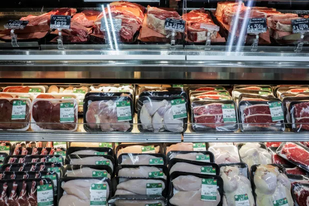 قطع من اللحوم معروضة للبيع في نيويورك (رويترز)