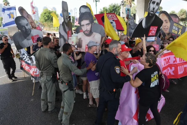 تحاول الشرطة الإسرائيلية منع المتظاهرين من إغلاق حركة المرور في تل أبيب (أ.ف.ب)