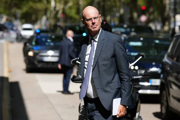 وزير المالية الفرنسي إريك لومبارد يتجه لحضور مؤتمر صحافي لرئيس الوزراء في 25 أغسطس (أ.ف.ب)