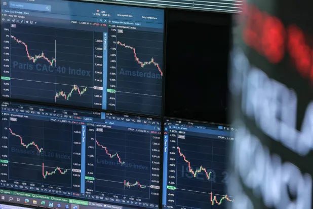 تُعرض مؤشرات السوق على شاشة رقمية في مبنى بورصة يورونيكست في حي لا ديفونس التجاري غرب باريس (أ.ف.ب)