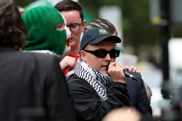 عضو فرقة «نيكاب» ليام أوهانا الذي اتُّهم بارتكاب جريمة إرهابية برفع علم «حزب الله» على خشبة المسرح عام 2024 (رويترز)