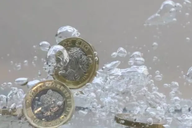 عملات معدنية من الجنيه الإسترليني (رويترز)