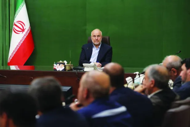 قاليباف يتحدث في اجتماع مع مسؤولين الأسبوع الماضي (البرلمان الإيراني)
