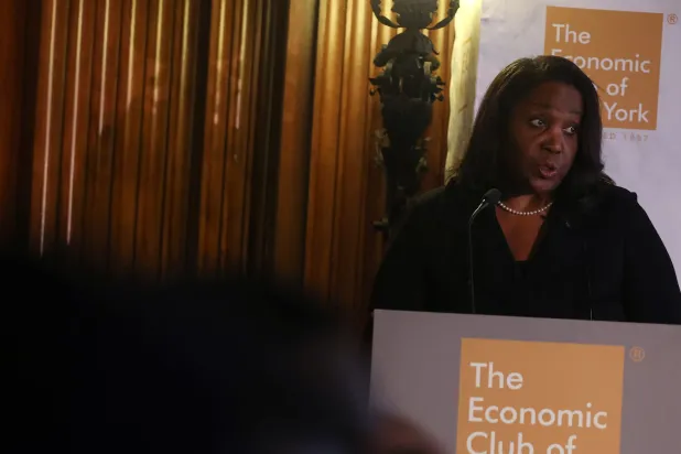 عضوة مجلس «الاحتياطي الفيدرالي» ليزا كوك (رويترز)