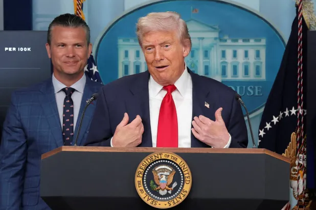 الرئيس الأميركي دونالد ترمب ووزير الدفاع بيت هيغسيث (رويترز)