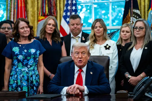 يتحدث الرئيس الأميركي دونالد ترمب أثناء توقيع إعلان في المكتب البيضاوي بالبيت الأبيض في واشنطن العاصمة 25 أغسطس 2025 حيث التقى أقارب أفراد الجيش الأميركي الثلاثة عشر الذين قُتلوا خلال الانسحاب الأميركي من أفغانستان في عام 2021 (إ.ب.أ)