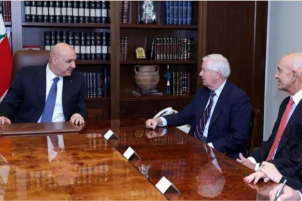 الوفد الأميركي خلال لقائه الرئيس اللبناني في بيروت (الوكالة الوطنية اللبنانية)