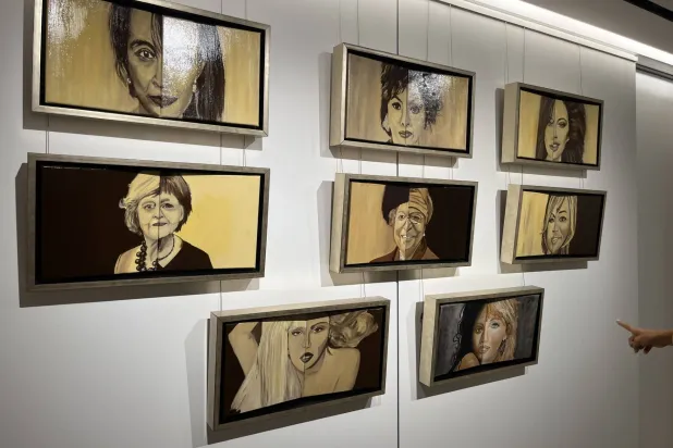 مجموعة لوحات مزدوجة الوجوه تحمّلها غصيني رسالة لتمكين المرأة (الشرق الأوسط)