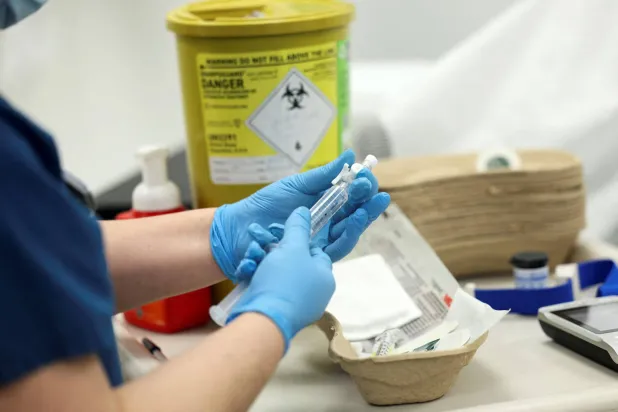 اختصاصي في الطب النووي يستعد لإعطاء حقنة متتبعة لمريض سرطان في قسم الطب النووي بمستشفيات جامعة لندن كوليدج (أرشيفية - رويترز)