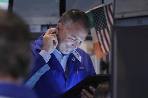 متداول يعمل في بورصة نيويورك (أ.ب)