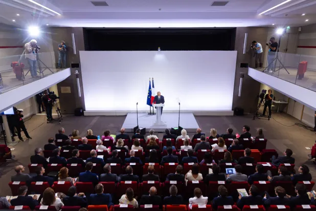 رئيس الوزراء الفرنسي فرنسوا بايرو يتحدث في مؤتمر صحافي لتقديم إرشادات الموازنة في 25 آغسطس (إ.ب.أ)