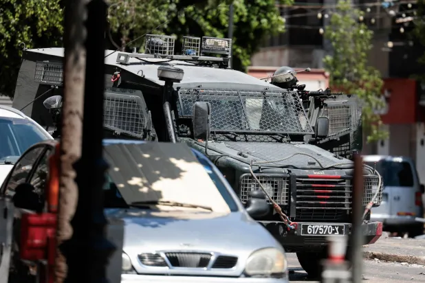 مركبات تابعة للجيش الإسرائيلي في رام الله (رويترز)