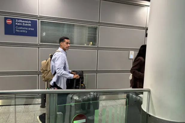 لوكاس فاسكيز بالمطار تمهيداً لإتمام الصفقة (صحافة ألمانية)