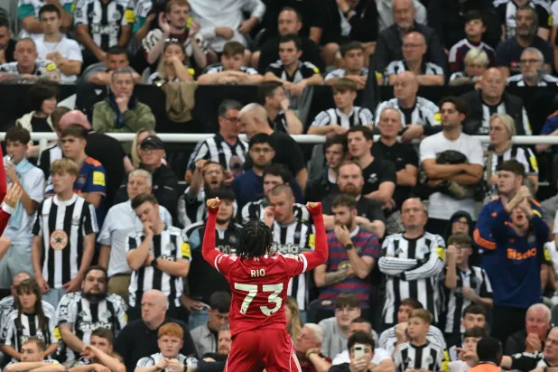 نغوموها خطف الأضواء من عمالقة البريميرليغ وأعاد إشعال صراع قديم بين تشيلسي وليفربول (أ.ف.ب)