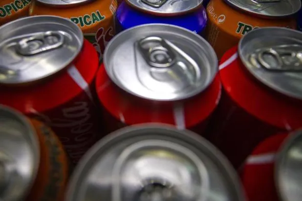 المشروبات الغازية قد تتسبب في تساقط شعرك (أ.ف.ب)