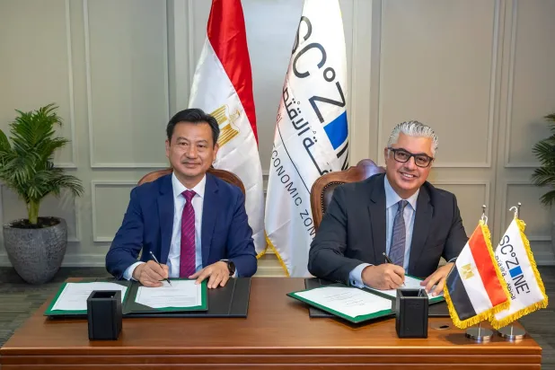 رئيس «اقتصادية قناة السويس» خلال توقيع العقد مع رئيس الشركة الصينية (رئاسة مجلس الوزراء المصري)
