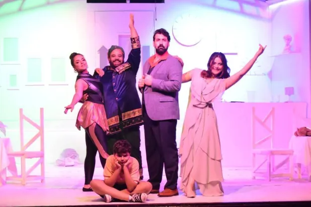 الديكور والإضاءة لعبا دوراً في المسرحية (صفحة المسرحية على فيسبوك) 