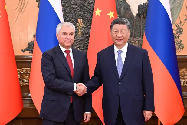 شي خلال استقباله رئيس مجلس الدوما الروسي فياتشيسلاف فولودين (إ.ب.أ)