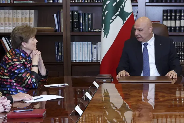 الرئيس اللبناني جوزيف عون مستقبلاً الوفد الأميركي (أ.ب)