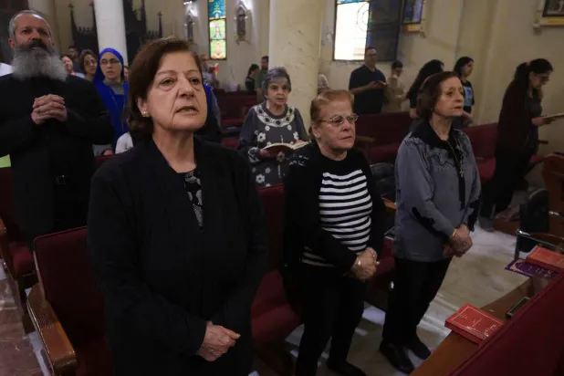 مسيحيون فلسطينيون يشاركون في قداس بكنيسة العائلة المقدسة في مدينة غزة 21 أبريل 2025 (رويترز)