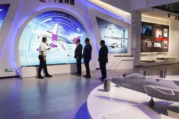 خلال جولة وفد سعودي في أحد المصانع الصينية في شانغهاي (وزارة الاستثمار)