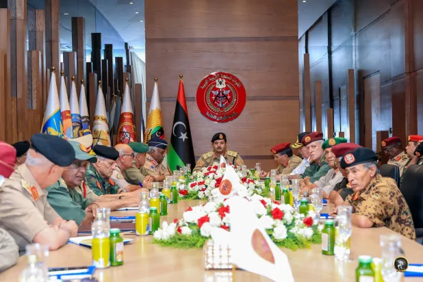 صورة وزّعها «الجيش الوطني» لاجتماع خالد حفتر مع كبار الضباط (القيادة العامة)