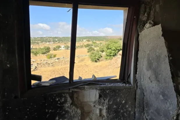 الغرفة التي استهدفتها إسرائيل في قرية طرنجة بريف القنيطرة الشمالي وقتلت الشاب الضرير رامي أحمد غانم (سانا)