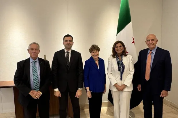 صورة جمعت المبعوث الأميركي إلى سوريا توم برَّاك ووزيرة الشؤون السورية هند قبوات والسيناتورة جين شاهين ومسؤول العلاقات الأميركية بالخارجية السورية قتيبة إدلبي والنائب الأميركي جو ويلسون في دمشق (إكس)