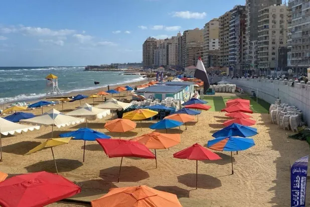 شاطئ «البوريفاج» بمنطقة العصافرة بالإسكندرية دون مصطافين (الإدارة المركزية للسياحة والمصايف بالإسكندرية)