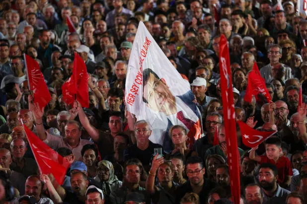 الاحتجاجات على اعتقال رئيس بلدية إسطنبول أكرم إمام أوغلو مستمرة منذ احتجازه في مارس الماضي (حزب الشعب الجمهوري - إكس)