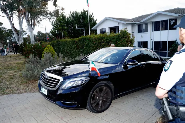 سيارة تغادر مقر السفارة الإيرانية في جنيف حيث عقدت جولة مفاوضات بين وفد إيراني ووفد «الترويكا» الأوروبية الثلاثاء (أ.ف.ب)